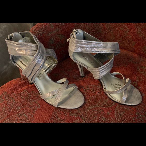 Heeled Nine West sandals in shimmery grey. - Picture 2 of 8